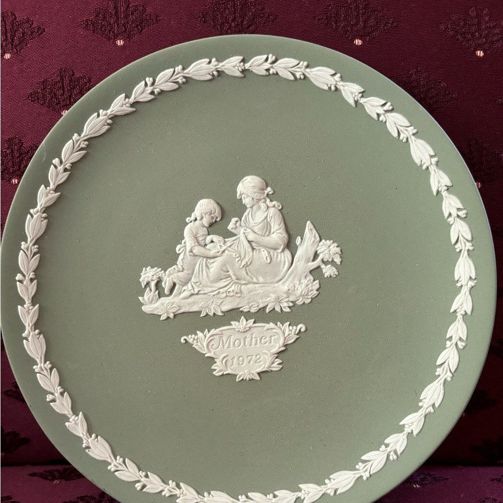 Vintage Jasperware small round plate and small heart shaped plate.